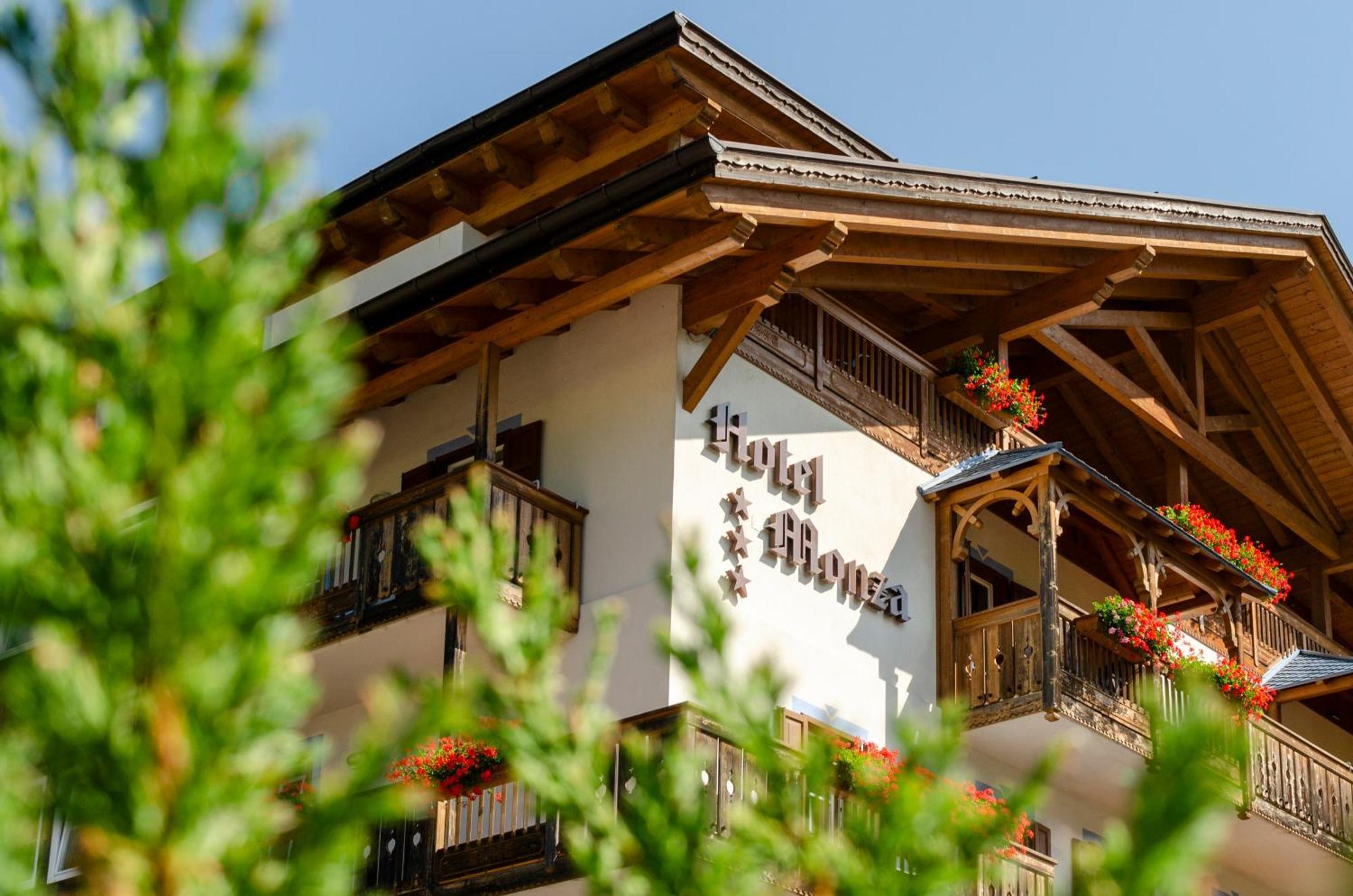 Monza Dolomites Hotel โมเอนา ภายนอก รูปภาพ